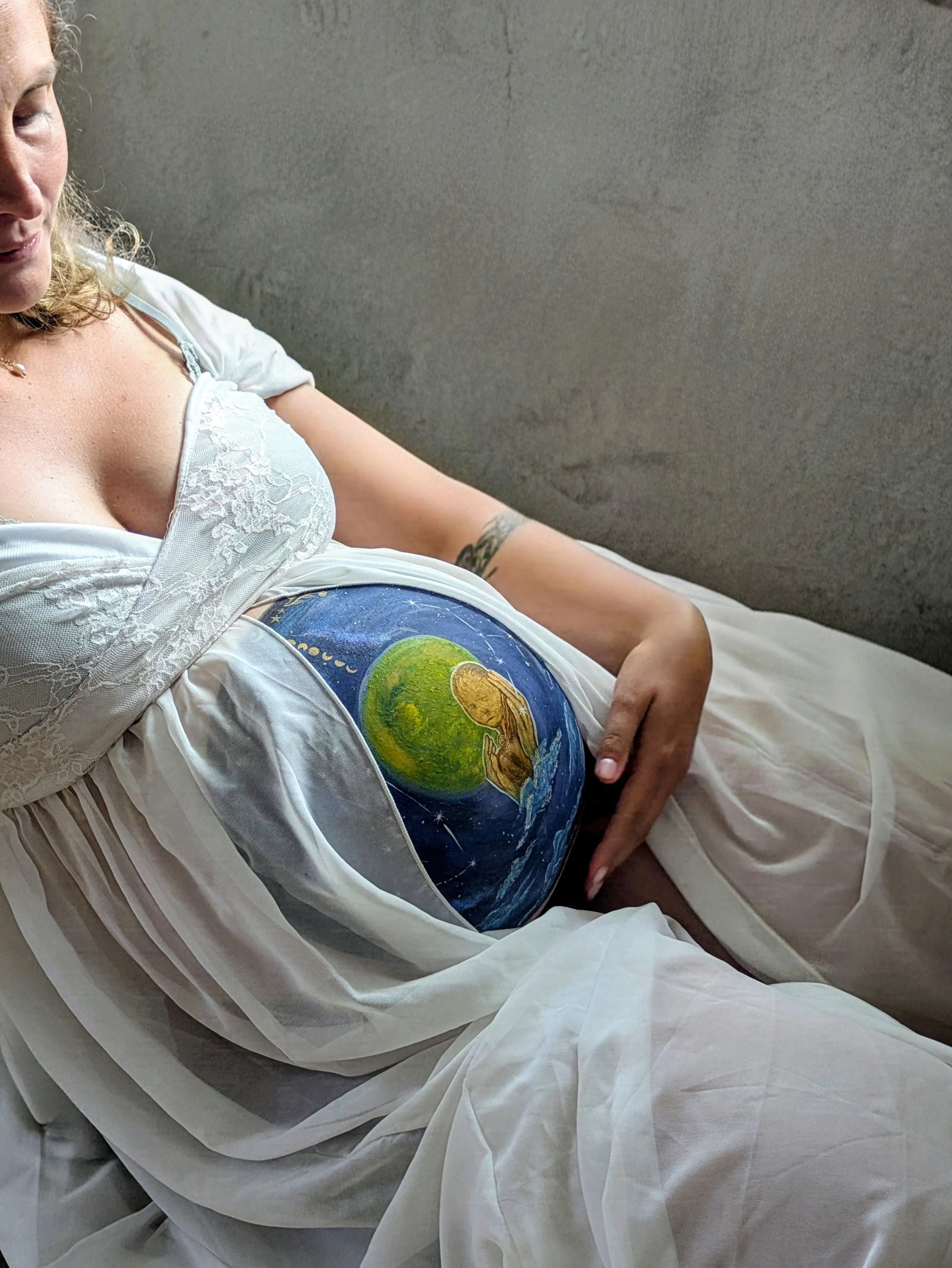 Belly painting artistique sur le ventre d&rsquo;une future maman